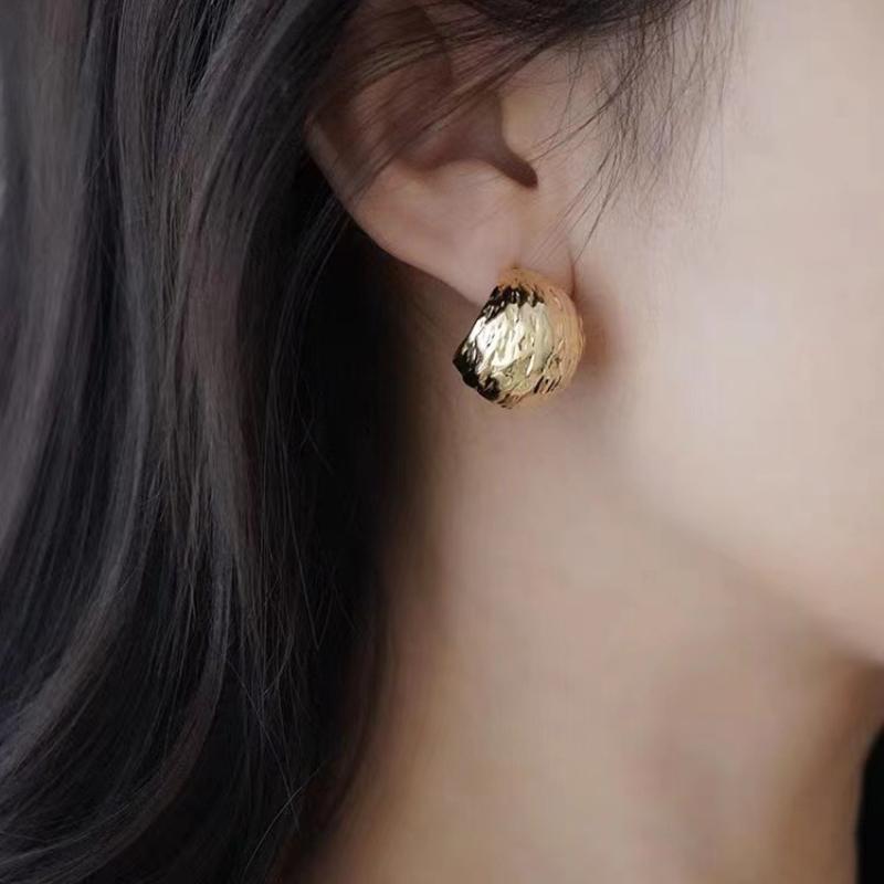 Ювелирные изделия Нерегулярные серьги-кольца в форме молотка для женщин Металлический стиль Нерегулярные геометрические широкие плиссированные серьги